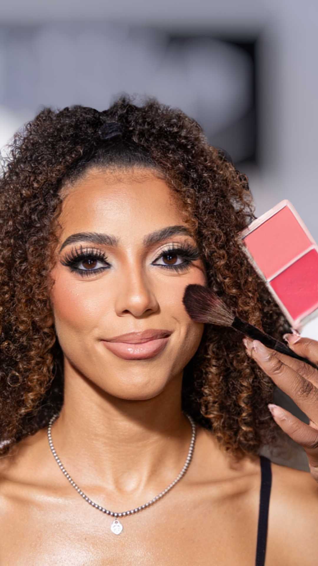 Blush sur modèle Millie Cosmétiques