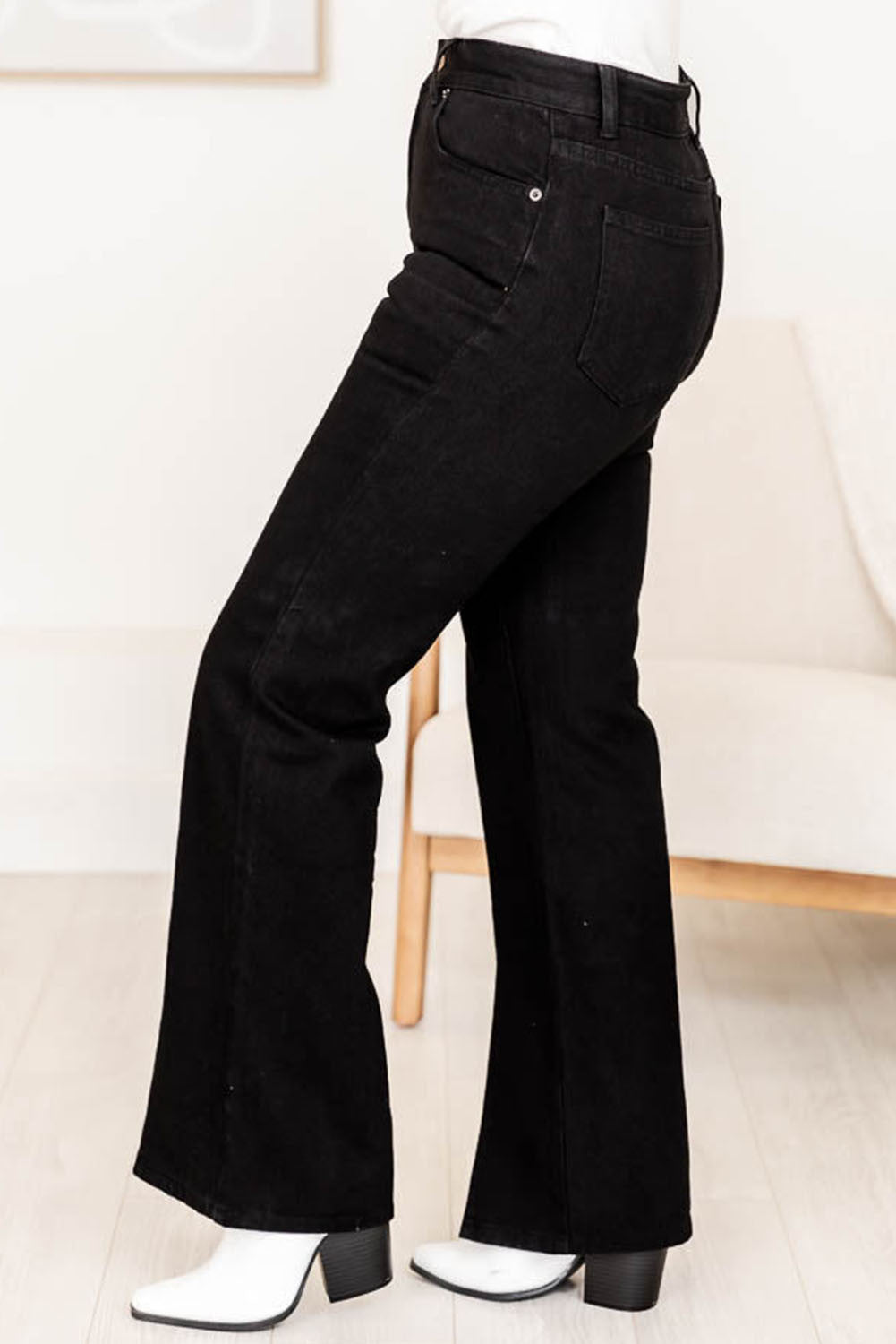 Cassie Jean noire à jambe évasée avec fentes Taille plus | Millie Cosmétiques